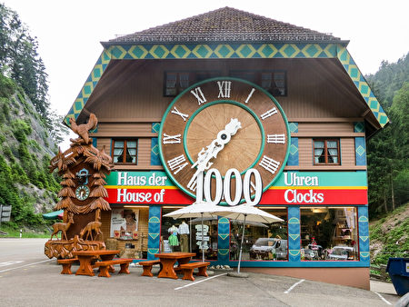 世界最大的布谷鸟钟实际上就是一个小木屋，整栋屋就是一座布谷鸟钟。×黑森林旅游局提供）